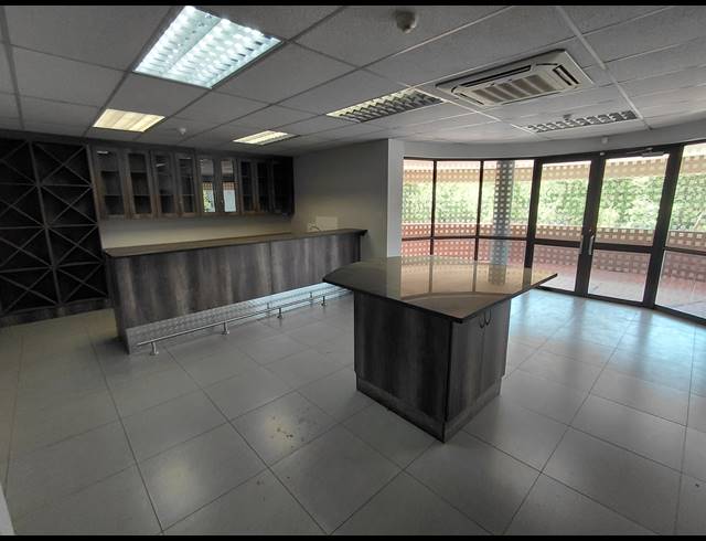 2,037M² OFFICE TO LET IN VORNA VALLEY